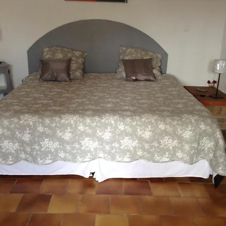 D'hotes Le Cedre Bed & Breakfast