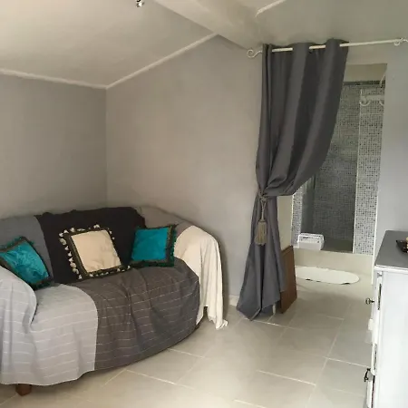 D'hotes Le Cedre Bed & Breakfast